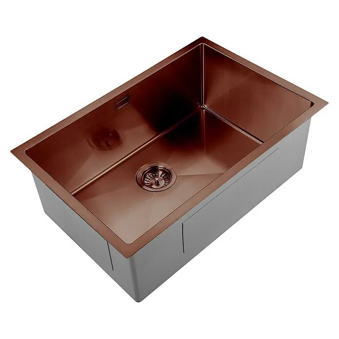 Fregadero encastrable Urano - 45,7 x 68,6 cm, Acero inoxidable, Cobre/Rose, Mate - Vista de un fregadero de cocina rectangular de cobre con desagüe, sobre un fondo negro. Accesorio de cocina moderno y elegante.