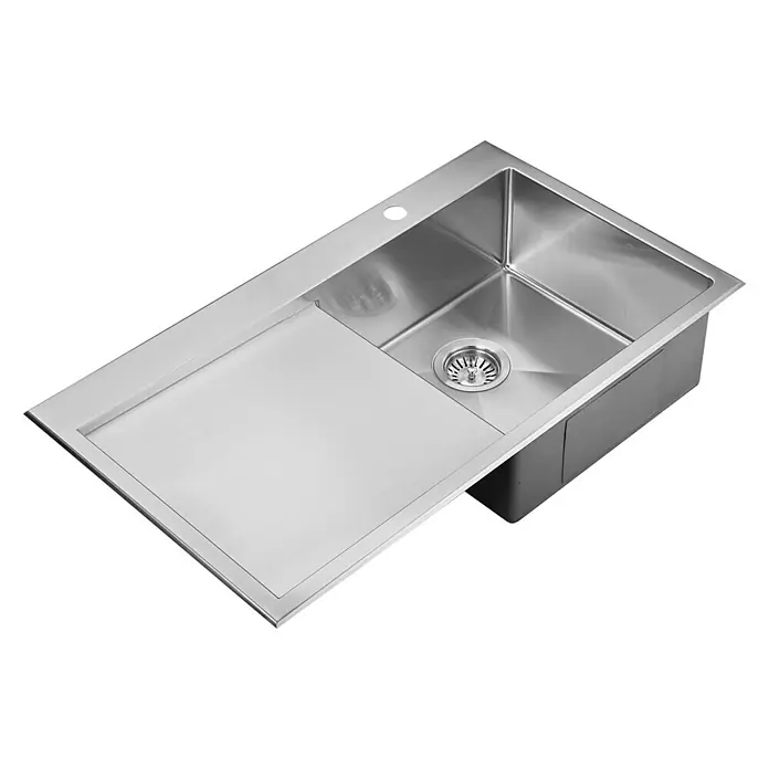 Fregadero encastrable Saturno con escurridor a la izquierda - 50 x 86 cm, Acero inoxidable - Primer plano de un fregadero de cocina moderno de acero inoxidable con escurridor, ideal para cualquier cocina.