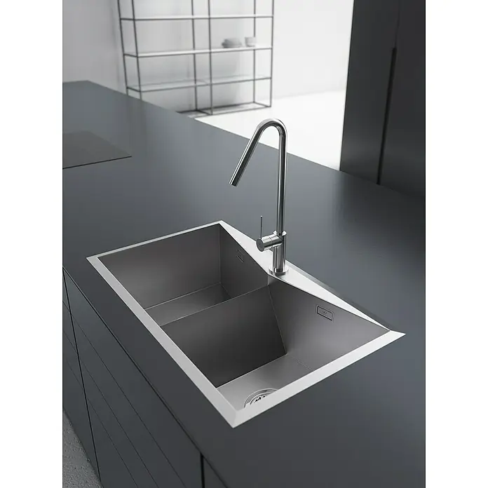 Fregadero encastrable Mercurio - 45 x 82 cm, Acero inoxidable - Elegante fregadero con grifo cromado moderno en una isla de cocina minimalista. El fregadero es de acero inoxidable y tiene dos cubetas.