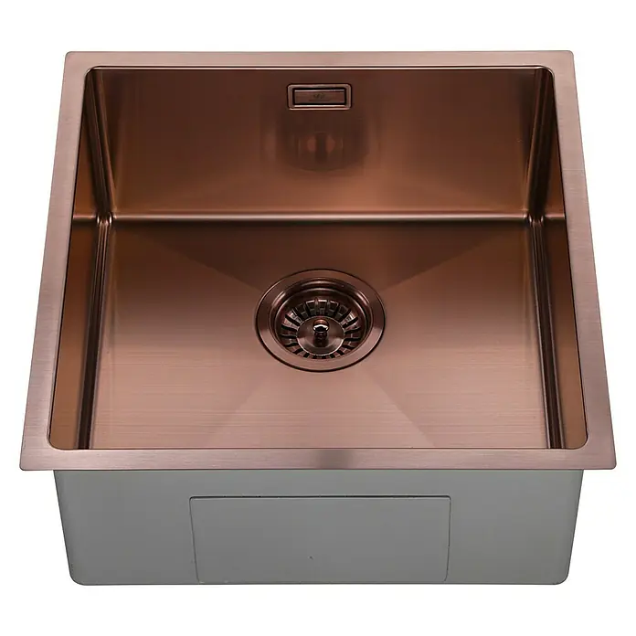 Fregadero encastrable Marte - 44 x 44 cm, Acero inoxidable, Rosa, Mate - Primer plano de un elegante fregadero de cocina de cobre con un diseño moderno y un desagüe práctico. Perfecto para cualquier cocina.
