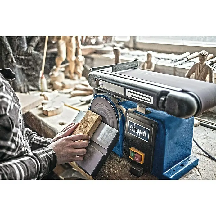 Scheppach Band- & Tellerschleifer BTS900 - 370 W, 2.850 U/min - Nahaufnahme einer Scheppach-Bandschleifmaschine beim Schleifen eines Holzstücks, ideal für Holzarbeiten und Modellbau.