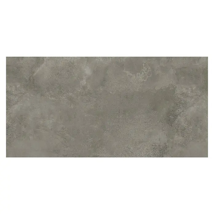 Queens Feinsteinzeugfliese - 59,8 x 119,8 cm, Grau, Matt - Nahaufnahme einer stilvollen grauen Betonfliese, perfekt für moderne Innenräume. Die Fliese besticht durch ihre robuste und elegante Optik.