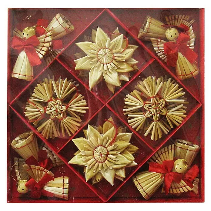 Christbaumschmuck Stroh-Mix - Braun, Stroh, Durchmesser: 6 cm - Ein Set Stroh-Weihnachtsornamente, Engel und Sterne, mit roten Bändern verziert, in einer roten Schachtel.