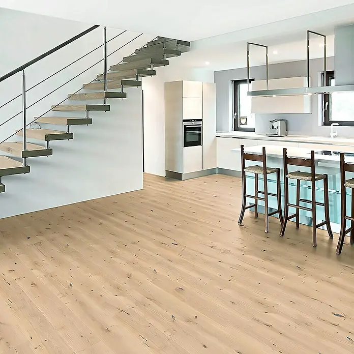 Parkett - Eiche Helgoland, Landhausdiele, 2.130 x 190 x 14,2 mm - Helle Holzdielen in einem modernen Haus, die eine warme und einladende Atmosphäre schaffen. Der Boden harmoniert perfekt mit der Treppe und der Küche.