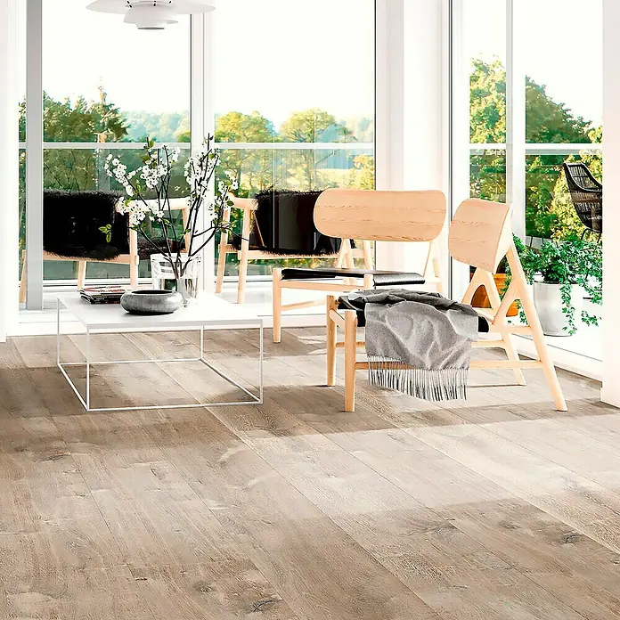 Parkett - Eiche Bornholm, Landhausdiele, 2.130 x 190 x 14,2 mm - Elegantes Interieur mit hellem Holzboden, modernen Stühlen und einem stilvollen Couchtisch. Der Holzboden verleiht dem Raum Wärme und Charakter.