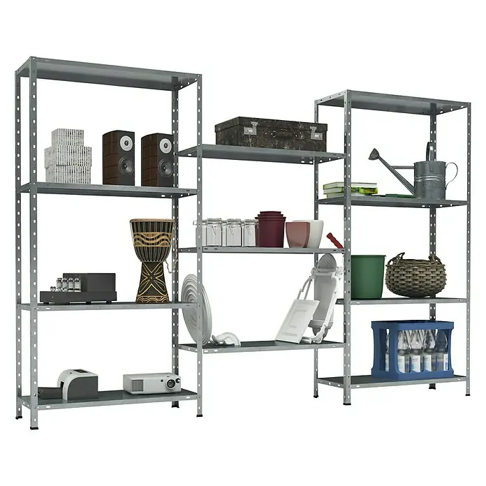TKT Metallregal Home System - H x B x T: 150 x 225 x 30 cm, Traglast pro Boden: 30 kg, Anzahl Böden: 11 Stk., Schrauben, Silber - Aufnahme eines Metallregals mit verschiedenen Gegenständen, darunter Lautsprecher, Koffer und Gartengeräte, vor schwarzem Hintergrund.