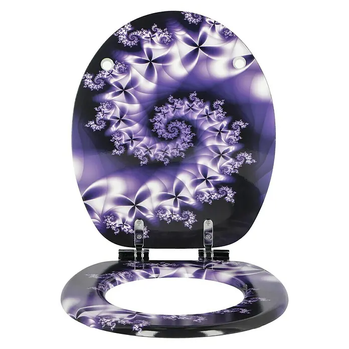 Poseidon WC-Sitz Violet - MDF, Violett, Mit Absenkautomatik - Nahaufnahme eines lila WC-Sitzes mit einem komplizierten Spiralmuster auf einem schwarzen Hintergrund, der einen modernen Touch verleiht.
