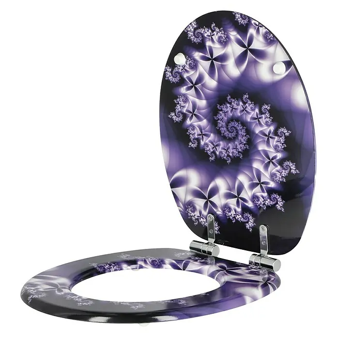 Poseidon WC-Sitz Violet - MDF, Violett, Mit Absenkautomatik - Ein offener Toilettensitz mit einem faszinierenden lila Spiralmuster. Der Sitz ist auf einem schwarzen Hintergrund befestigt.