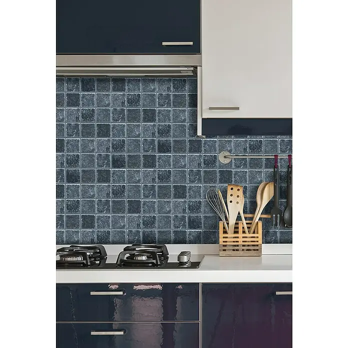 Malla mosaico Blackstone 4,8 - 30 x 30 cm, Negro, Mate - Vista de la cocina con adhesivos de azulejos de mosaico azul oscuro como protector contra salpicaduras, creando un ambiente moderno.\n