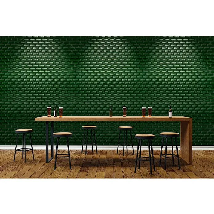 Malla mosaico Mini-Metro - 30 x 30 cm, Verde, Brillante - Interior de un bar con mesa y taburetes de madera, decorado con cerveza y una botella contra una pared de azulejos verdes.