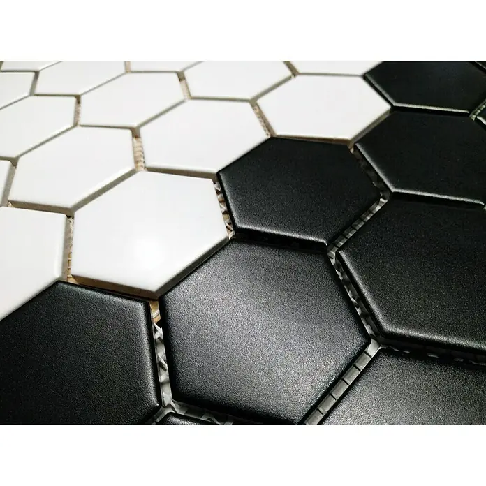 Malla mosaico Hexágono - 27 x 28 cm, Blanco, Mate - Baldosas cerámicas hexagonales blancas y negras que crean un patrón llamativo, ideal para interiores modernos.