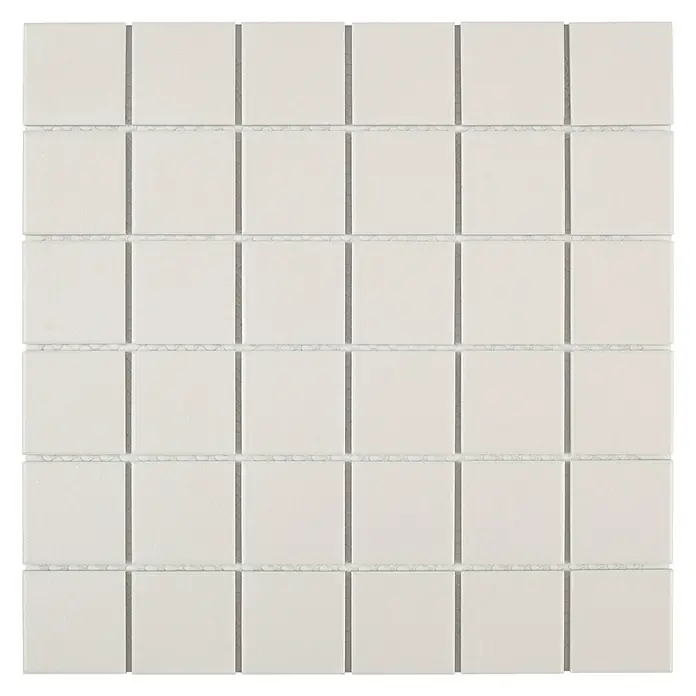 Malla mosaico Tecniq - 30 x 30 cm, Blanco, Mate - La imagen muestra un primer plano de azulejos de mosaico blancos, formando un patrón limpio y uniforme para baños o salpicaderos de cocina.