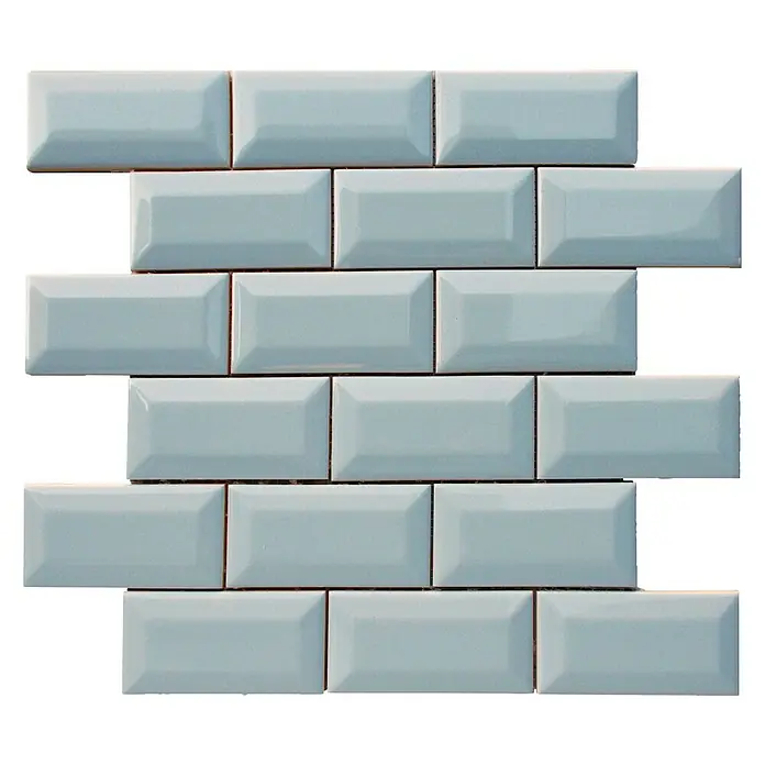Malla mosaico Mini-Metro - 30 x 30 cm, Gris claro, Brillante - Azulejos de metro rectangulares de color azul claro con bordes biselados dispuestos en un patrón escalonado sobre una superficie negra.