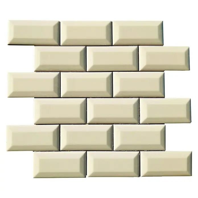 Malla mosaico Mini-Metro - 30 x 30 cm, Marfil, Brillante - Primer plano de una disposición de azulejos de metro de color crema con bordes biselados, sobre un fondo negro.