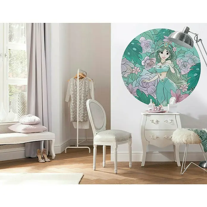 Komar Dots Fototapete rund Jasmin Elegant Mint - 125 cm, Selbstklebend - Elegantes Kinderzimmer mit einem Wandtattoo von Prinzessin Jasmin über einer weißen Kommode, ergänzt durch stilvolle Möbel und Dekorationen.