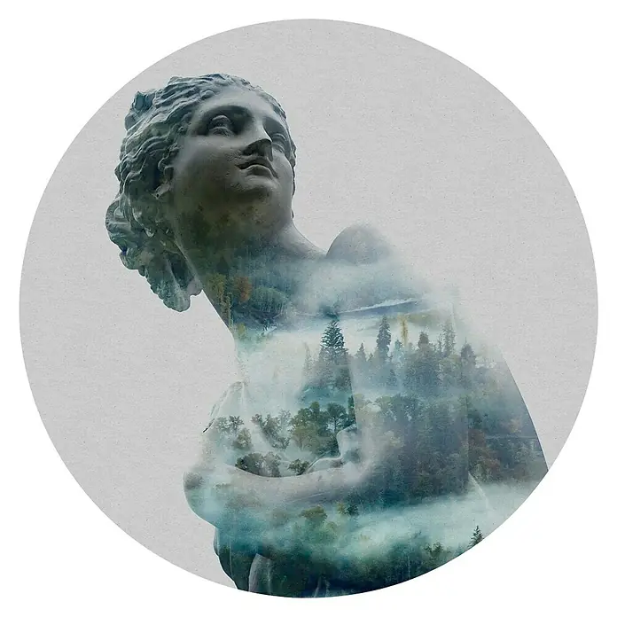 Komar Dots Fototapete rund Gaia - 125 cm, Selbstklebend - Doppelt belichtetes Bild einer Statue, die eine malerische Waldlandschaft überlagert, in einem kreisförmigen Format, das eine Kunstverschmelzung darstellt.