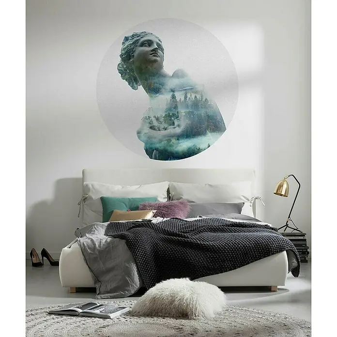 Komar Dots Fototapete rund Gaia - 125 cm, Selbstklebend - Schlafzimmer mit Bett, Überwurf, Kissen, Lampe, Teppich und Wandkunst mit Statue und Wald.