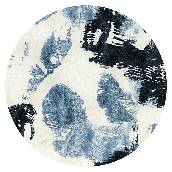 Komar Dots Fototapete rund Arty Blue - 125 cm, Selbstklebend - Abstraktes rundes Kunstwerk in Blau-, Schwarz- und Weißtönen, das eine moderne und elegante Ästhetik bietet. Ideal für stilvolle Dekorationen.