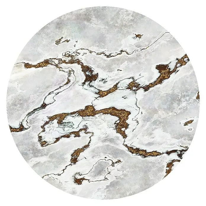 Komar Dots Fototapete rund Marble Vibed - 125 cm, Selbstklebend - Strukturierter runder Marmor-Couchtisch mit einzigartigen goldenen und weißen Mustern, die Eleganz und Stil in jeden Raum bringen.