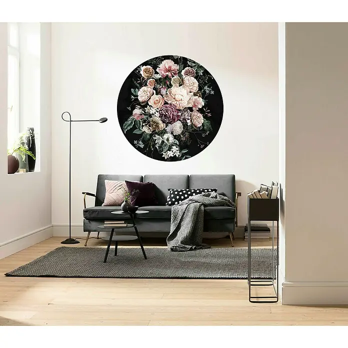 Komar Dots Fototapete rund Enchanted Flowers - 125 cm, Selbstklebend - Wohnzimmer mit einem grauen Sofa, einem runden Blumenbild an der Wand und einer Stehlampe. Der Raum ist modern und stilvoll eingerichtet.