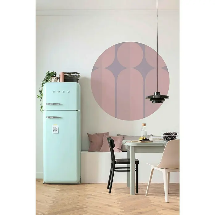 Komar Dots Fototapete rund Bauhaus Fusion - 125 cm, Selbstklebend - Ein hellblauer Smeg Kühlschrank steht neben einem Esstisch mit zwei Stühlen in einem stilvollen Raum. Wandkunst und Accessoires vervollständigen das Ambiente.