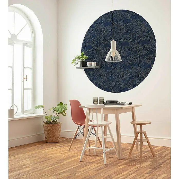 Komar Dots Fototapete rund Royal Blue - 125 cm, Selbstklebend - Ein heller Essbereich mit einem Holztisch, Stühlen und einer dekorativen Wandgestaltung mit Pflanzenmuster.