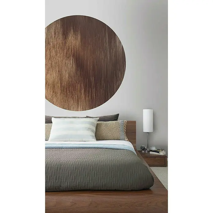Komar Dots Fototapete rund Windlines Color - 125 cm, Selbstklebend - Schlafzimmer-Interieur mit einem eleganten Holzbett, das durch seine schlichte Eleganz besticht und eine warme Atmosphäre schafft.