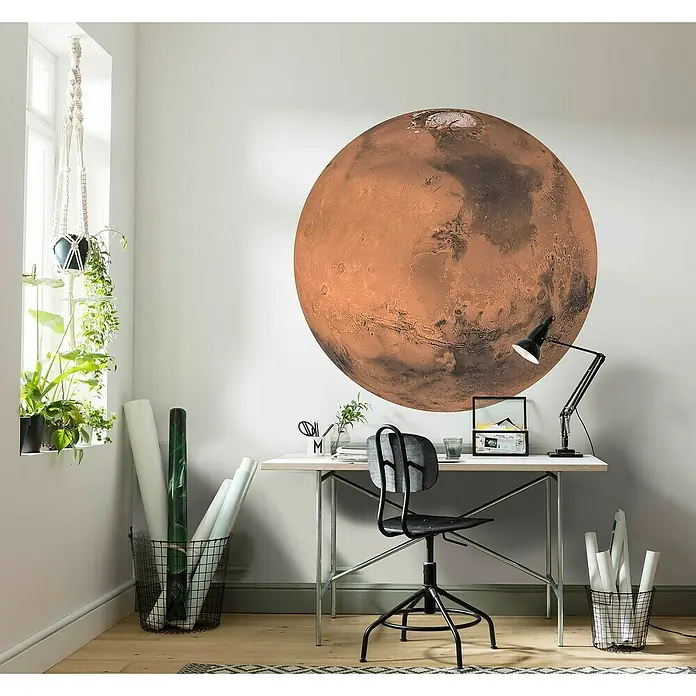 Komar Dots Fototapete rund Mars - 125 cm, Selbstklebend - Ein Arbeitszimmer mit einer großen Mars-Wanddeko über einem Schreibtisch, der mit einer Lampe und Büromaterialien versehen ist.