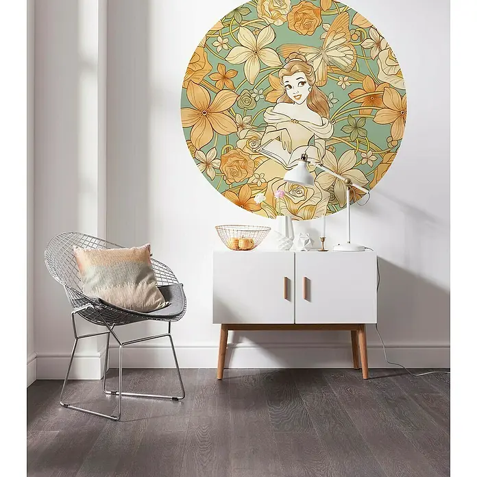Komar Dots Fototapete rund Belle Spirit of Autumn - 125 cm, Selbstklebend - Wanddekor mit Belle-Motiv: Ein kreisrundes Wandbild mit Belle, umgeben von floralen Elementen, verleiht jedem Raum einen märchenhaften Akzent.