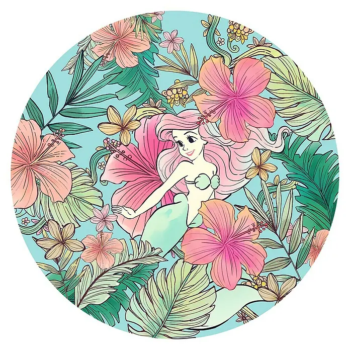 Komar Dots Fototapete rund Ariel Ocean Flowers - 125 cm, Selbstklebend - Ariel im tropischen Blumenmeer: Ein farbenfroher Druck mit der kleinen Meerjungfrau, umgeben von Hibiskusblüten und tropischen Blättern auf hellblauem Grund.