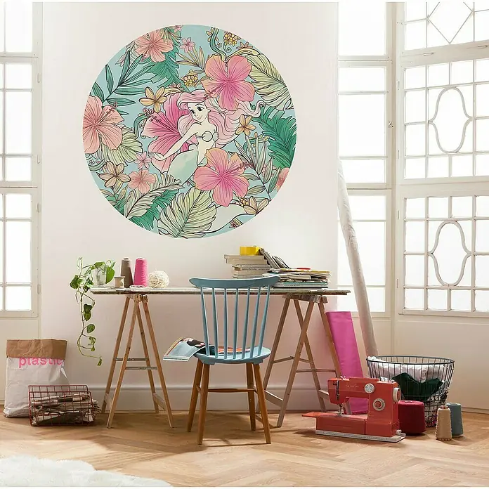 Komar Dots Fototapete rund Ariel Ocean Flowers - 125 cm, Selbstklebend - Wanddeko mit Arielle-Motiv im Zimmer. Das runde Wandbild mit tropischen Blumen und der Meerjungfrau Arielle sorgt für frischen Wind.