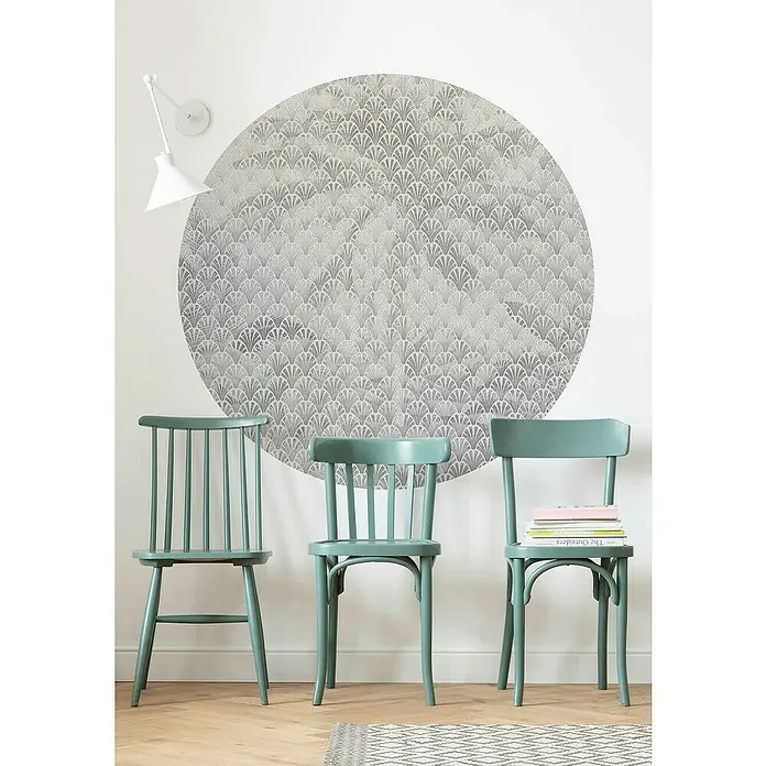 Komar Dots Fototapete rund Palma - 125 cm, Selbstklebend - Drei mintgrüne Stühle stehen vor einem Wandbild. Ein Buch liegt auf einem Stuhl.
