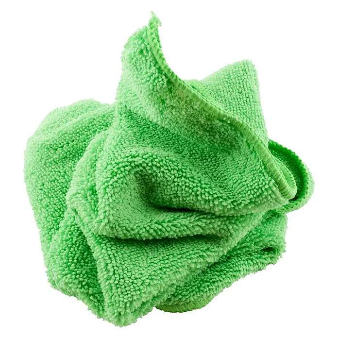 Limpiador multiusos kit Sani-Car - 4 pzs. - Primer plano de un paño de microfibra verde brillante plegado con una textura suave, ideal para limpiar y pulir diversas superficies.