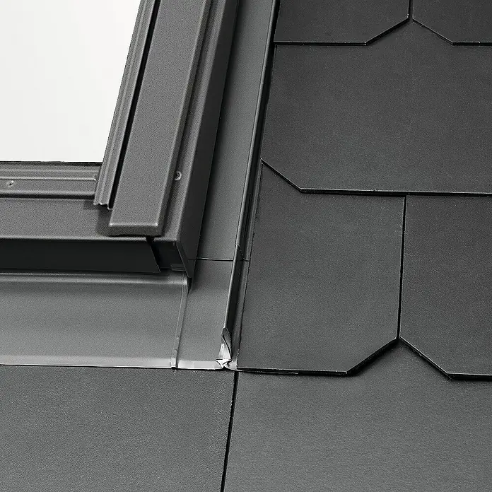 Solid Elements Eindeckrahmen Schiefer - 66 x 118 cm - Nahaufnahme eines Dachfensters mit grauen Dachziegeln, das Details der Konstruktion und Materialien hervorhebt.