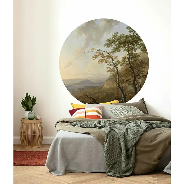 Komar Dots Fototapete rund Horizon - 125 cm, Selbstklebend - Schlafzimmer mit einem grossen runden Wandbild über dem Bett, das eine malerische Landschaft darstellt und dem Raum eine künstlerische Note verleiht.