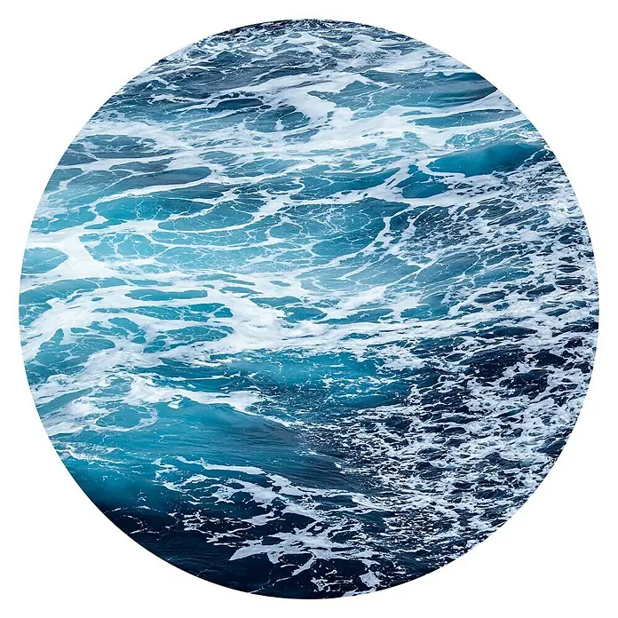 Komar Dots Fototapete rund Aloha - 125 cm, Selbstklebend - Nahaufnahme von blauem, schäumendem Meerwasser in einer kreisförmigen Ansicht.