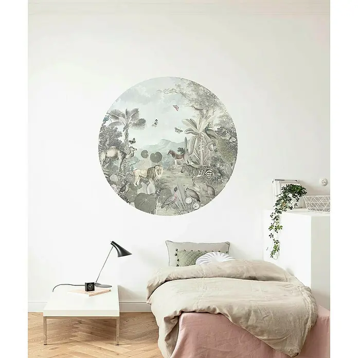 Komar Dots Fototapete rund Utopia - 125 cm, Selbstklebend - Wandbild mit Tiermotiv über einem Bett. Das runde Bild zeigt Dschungeltiere und verleiht dem Raum eine natürliche Note.