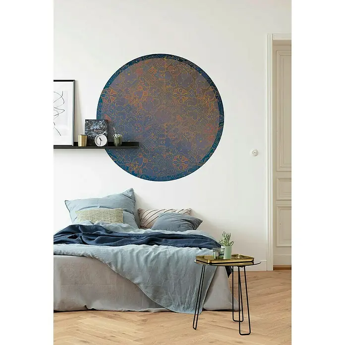 Komar Dots Fototapete rund Ornament - 125 cm, Selbstklebend - Schlafzimmer mit Bett, Nachttisch und Wanddeko. Das runde Wandbild und die farblich abgestimmte Bettwäsche schaffen eine gemütliche Atmosphäre.