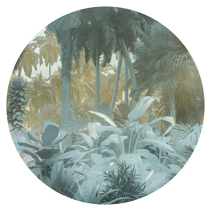 Komar Dots Fototapete rund Exotic Jungle - 125 cm, Selbstklebend - Das Bild zeigt üppige, tropische Vegetation mit hoch aufragenden Palmen, ideal für Dekorationen mit Urwaldmotiv. Die sanften Farben wirken beruhigend.