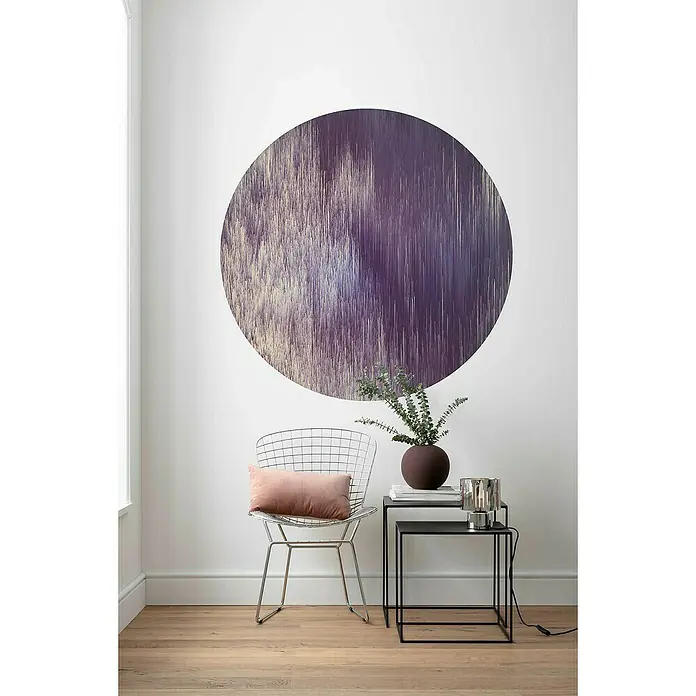 Komar Dots Fototapete rund Harmony - 125 cm, Selbstklebend - Stilvolle Inneneinrichtung mit einem modernen runden Wandbild in Lila- und Beigetönen, ergänzt durch einen eleganten Stuhl und Beistelltisch.