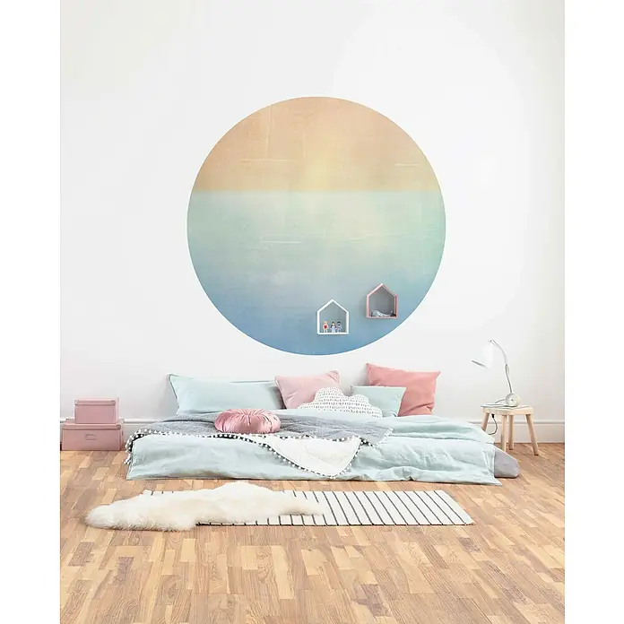 Komar Dots Fototapete rund Balance - 125 cm, Selbstklebend - Eine stilvolle Schlafzimmereinrichtung mit einem runden Wandbild, weichen Kissen und einer gemütlichen Bettdecke, die eine ruhige Atmosphäre ausstrahlt.