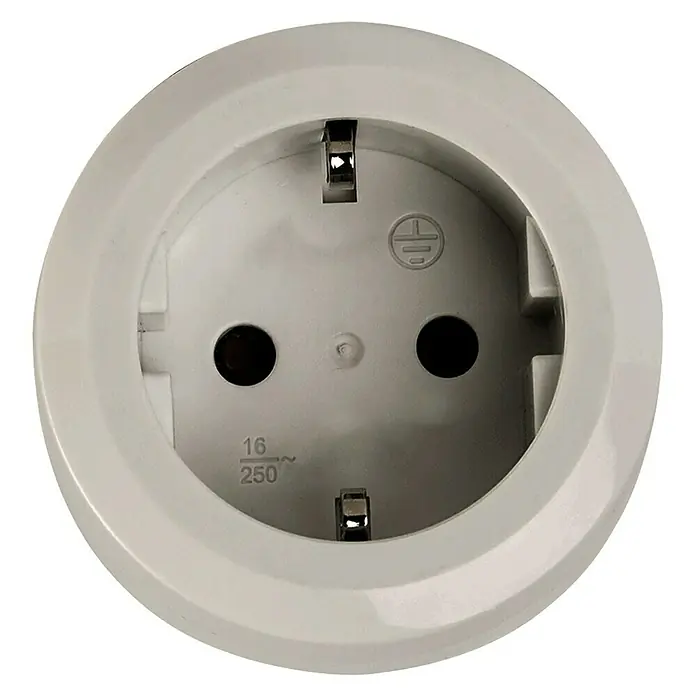 Essentials WiFi-Schaltsteckdose - Weiß, 16 A, Max. Anschlussleistung: 3.680 W - Nahaufnahme einer runden, versenkten Schutzkontaktsteckdose in Weiß mit Metallkontakten und Erdungssymbol.