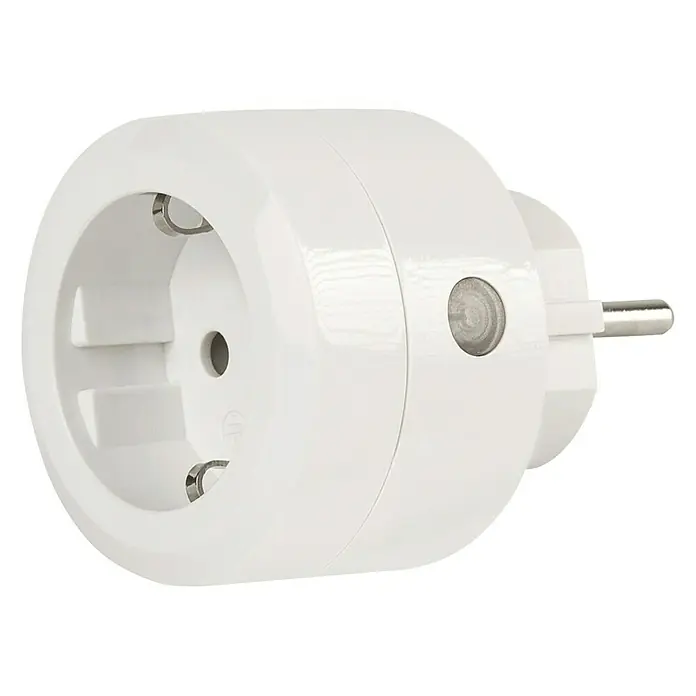 Essentials WiFi-Schaltsteckdose - Weiß, 16 A, Max. Anschlussleistung: 3.680 W - Nahaufnahme eines weißen Steckdosenadapters mit Schutzkontaktstecker und passender Buchse auf schwarzem Hintergrund.