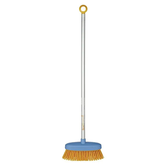 Fiskars Kinder-Besen My First - Arbeitsbreite: 26 cm, Kurzstiel - Ein Fiskars QuikFit Besen mit blauem Kopf und gelben Borsten, ideal für die Reinigung von Außenbereichen und Gärten. Der Stiel ist silberfarben.