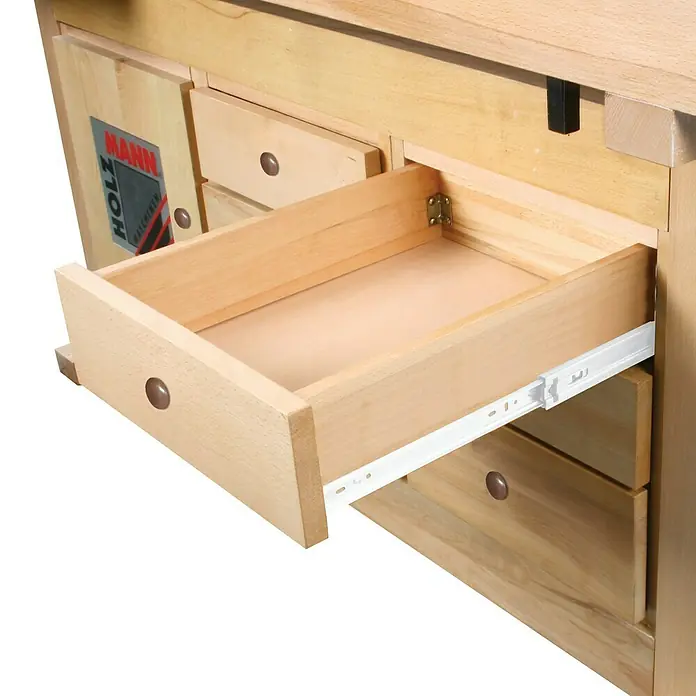 Holzmann Hobelbank WB210C - L x B: 2.100 x 780 mm, Arbeitshöhe: 815 mm, Holz - Detailansicht einer Holzwerkbank mit Schublade. Die Schublade ist geöffnet und zeigt die solide Bauweise und die weißen Auszugsschienen.