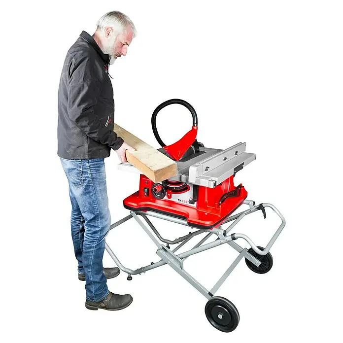 Holzmann Tischkreissäge TK255 - 1.800 W, Durchmesser Sägeblatt: 254 mm, Schnitttiefe bei 90 °: 80 mm - Ein Mann bedient eine rote Einhell TK255 Tischkreissäge mit einem silbernen Untergestell, während er ein Holzstück hält.