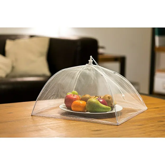 Schellenberg Rollo de fibra de vidrio para alimentos - L x An x Al: 250 x 350 x 350 mm, Poliéster - Una cubierta de malla transparente protege una fuente de frutas sobre una mesa de madera, manteniendo alejados a los insectos. Perfecto para interior y exterior.