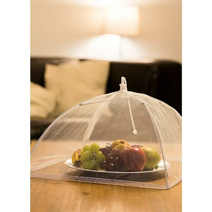 Schellenberg Rollo de fibra de vidrio para alimentos - L x An x Al: 250 x 350 x 350 mm, Poliéster - Un primer plano de un plato de fruta debajo de una cubierta de alimentos, asegurando que la comida se mantenga fresca y limpia.