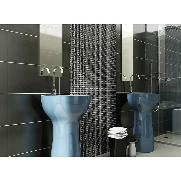 Mosaikfliese Quadrat WAVY 0530 x 30 cm, Schwarz, Glänzend - Elegantes Badezimmer mit zwei freistehenden, blauen Waschbecken und stilvollen schwarzen Fliesen, die ein modernes Ambiente schaffen.