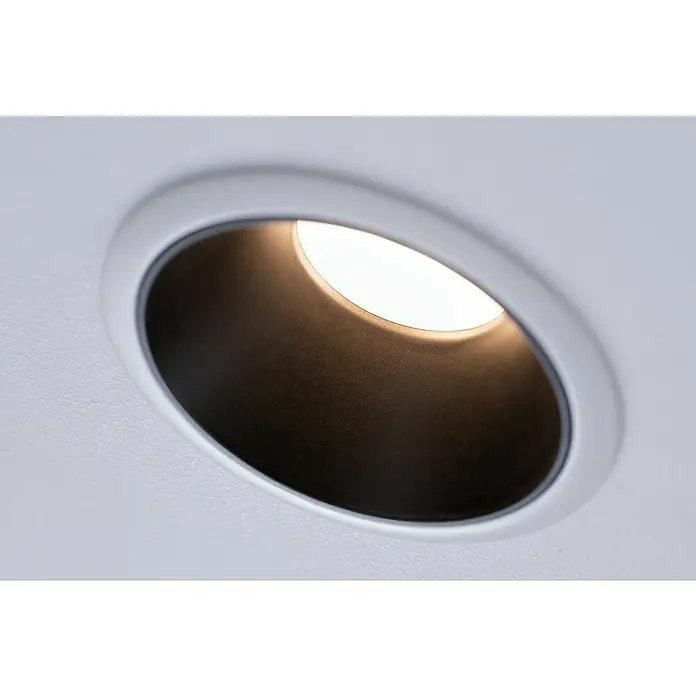 Paulmann LED-Einbauleuchte Cole - 6,5 W, Weiß/Schwarz, Warmweiß, 1 Stk. - Nahaufnahme einer runden, weißen Deckeneinbauleuchte, die ein warmes, einladendes Licht ausstrahlt und modernes Design betont.